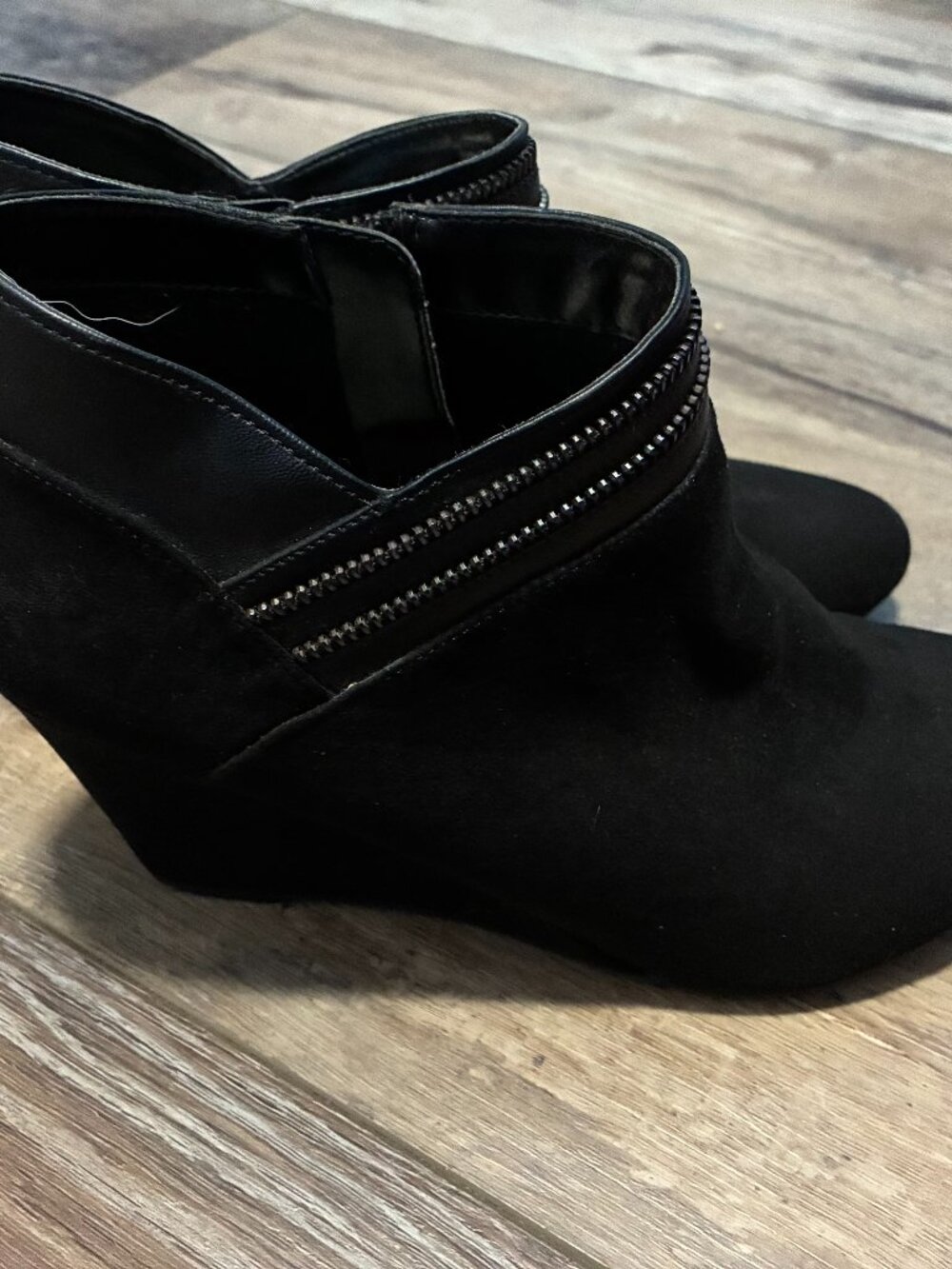 🔥 Black Wedge Ankle Boots Size 9 — Gently Used & Still Serving Looks! 🔥
